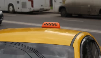 &laquo;Покажи грудь&raquo;: что грозит таксисту за предложение пассажирке оголиться в счет оплаты