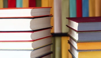 Издательство "Эксмо" отправило партнерам список книг для изъятия из продажи