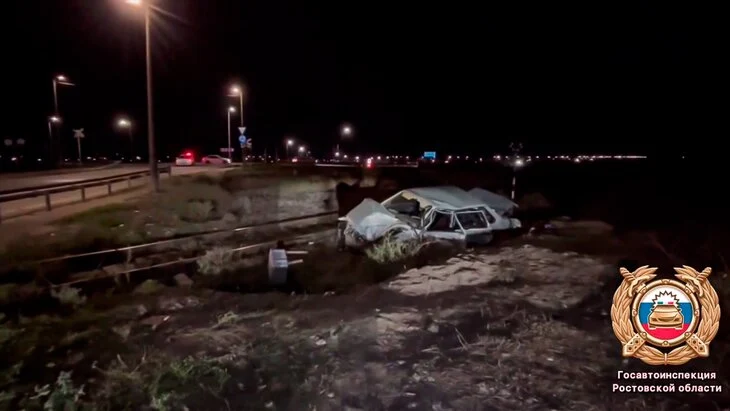 Поезд столкнулся с уходившим от погони автомобилем в Ростовской области Поезд столкнулся с уходившим от погони автомобилем в Ростовской области