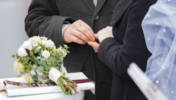 В России резко стали реже умирать и чаще жениться