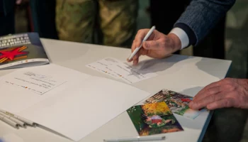 Лучшие рисунки конкурса Музея Победы стали открытками для участников СВО