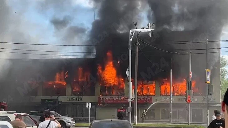 Пожар произошел в ТЦ "Пионер" в подмосковном Королеве Пожар произошел в ТЦ "Пионер" в подмосковном Королеве