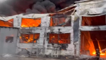 Появились кадры тушения пожара на производстве мебели в Солнечногорске