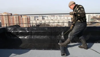 Работы по капремонту крыш жилых домов стартовали в Москве