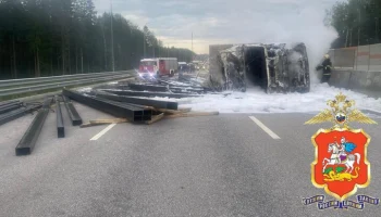 Грузовик загорелся на трассе М-12 в Подмосковье