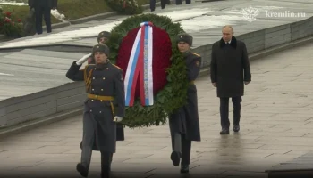 Путин возложил цветы к могиле брата в Санкт-Петербурге