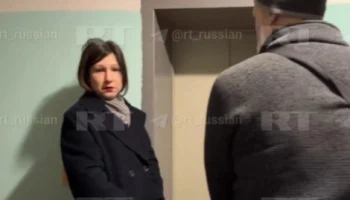 RT снял на видео родителей подростка, который убил ребенка в школе в Горках-2 RT снял на видео родителей подростка, который убил ребенка в школе в Горках-2