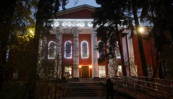 Москвичей пригласили на премьеру спектакля &laquo;Пацаны&raquo; в Театре РОСТА