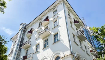 В историческом жилом доме, возведенном по проекту архитектора А.И. Роопа, проходит капитальный ремон