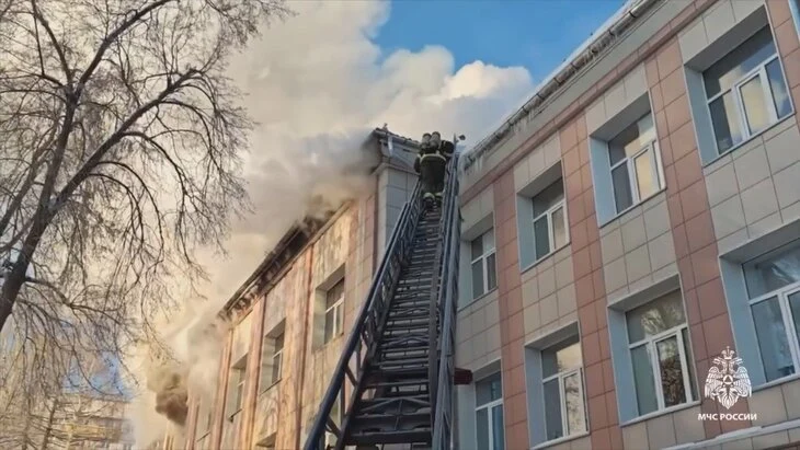Пожар в колледже в Новосибирске потушен на 700 "квадратах" Пожар в колледже в Новосибирске потушен на 700 "квадратах"