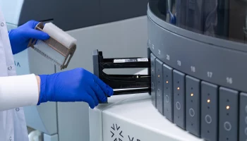 Китайские ученые разработали вирус смертоноснее Эболы. Кто в группе риска