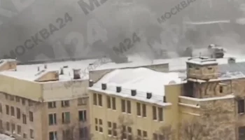 Малярный цех горит на 150 "квадратах" на востоке Москвы