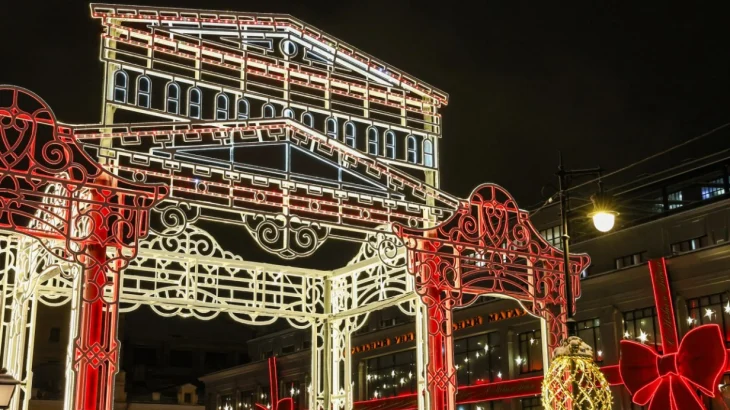 Монтаж новогодней арки завершился на Кузнецком мосту Монтаж новогодней арки завершился на Кузнецком мосту