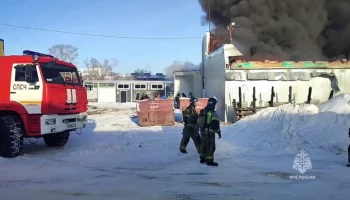 Пожарные ликвидировали открытый огонь в мебельном цехе в Саранске