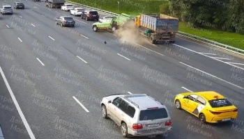 Грузовик врезался в колонну автомобилей на 45-ом км МКАД