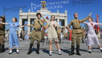 Более 200 пар станцевали &laquo;Вальс Победы&raquo; на ВДНХ