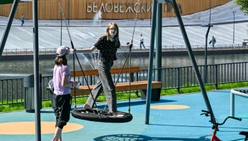 Собянин открыл новую прогулочную зону у Беловежского пруда на западе Москвы