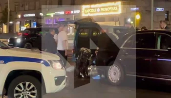 Автомобиль Aurus с Леонидом Слуцким столкнулся с мотоциклистом в центре Москвы