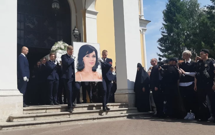 «У нее есть всенародная любовь»: как в Москве простились с Анастасией Заворотнюк «У нее есть всенародная любовь»: как в Москве простились с Анастасией Заворотнюк