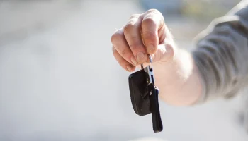 ОСФР по Москве передало 17 автомобилей гражданам, пострадавшим на производстве