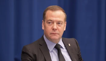 Учебники под редакцией Медведева стали обязательными для всех школ России