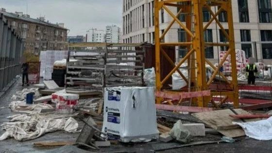 Рабочий погиб после падения с крана на стройке на севере Москвы Рабочий погиб после падения с крана на стройке на севере Москвы