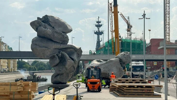 Скульптуру Фишера "Большая глина № 4" на Болотной набережной заменят Скульптуру Фишера "Большая глина № 4" на Болотной набережной заменят