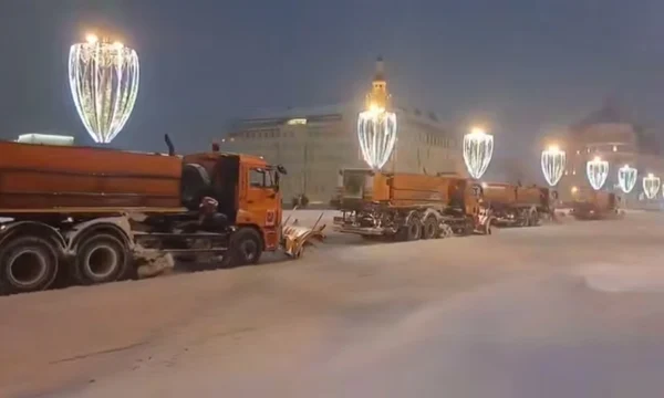 Снег в Москве будут убирать круглосуточно из-за аномального снегопада Снег в Москве будут убирать круглосуточно из-за аномального снегопада