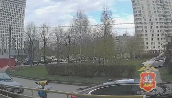 Автомобиль BMW без номеров проехал по детской площадке в подмосковных Мытищах