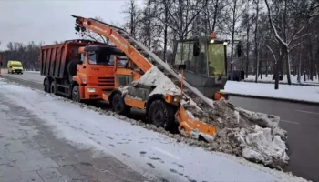 Городские службы продолжают очищать дороги от снега после снегопада Городские службы продолжают очищать дороги от снега после снегопада