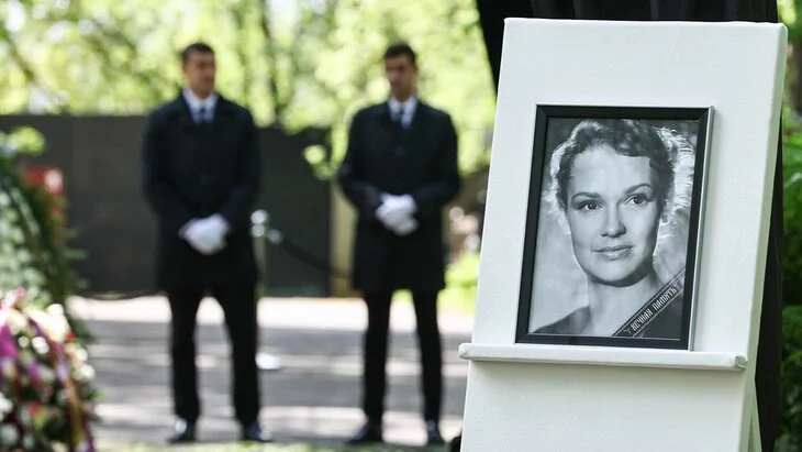 Актрису Нину Гребешкову похоронили на Кунцевском кладбище Актрису Нину Гребешкову похоронили на Кунцевском кладбище