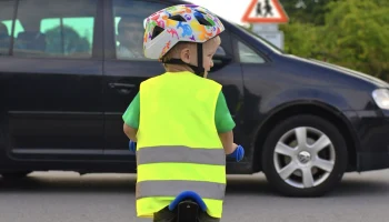 В России призвали сделать обязательным ношение светоотражателей для детей В России призвали сделать обязательным ношение светоотражателей для детей