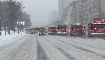 Тягачи ЦОДД пригнали для помощи забуксовавшим на МКАД грузовикам