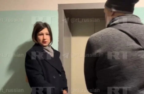 RT снял на видео родителей подростка, который убил ребенка в школе в Горках-2 RT снял на видео родителей подростка, который убил ребенка в школе в Горках-2