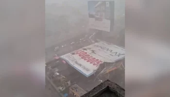 NDTV: 35 человек пострадали после падения щита в Мумбаи