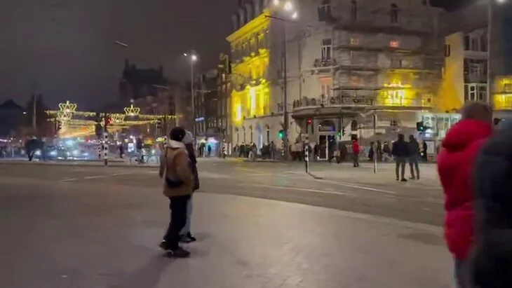 Полиция Амстердама задержала более 60 участников нападений на израильских болельщиков Полиция Амстердама задержала более 60 участников нападений на израильских болельщиков