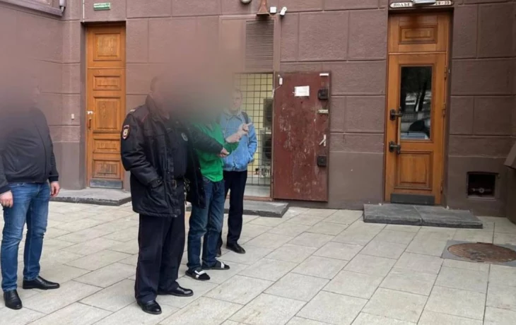 Мужчина напал с ножом на незнакомца в подъезде в центре Москвы