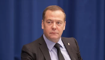 «Окрики и угрозы»: Медведев назвал организаторов протестов в Грузии