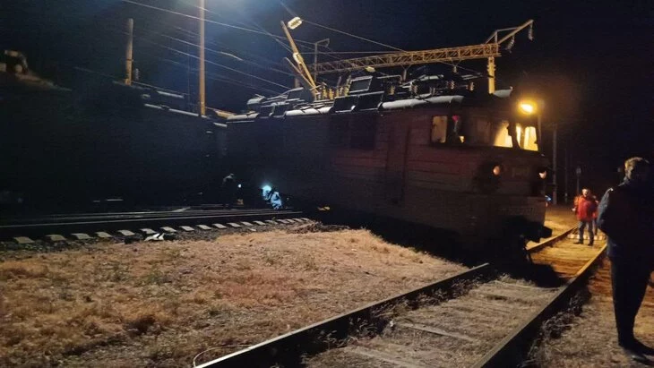 Восемь поездов задержались из-за схода электровоза в Ростовской области