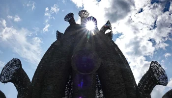 Огромный замок &laquo;великана&raquo; подожгли в парке &laquo;Никола-Ленивец&raquo; в честь Масленицы