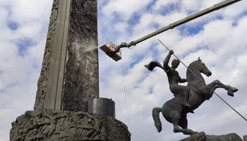 Монумент Победы на Поклонной горе промыли после зимнего сезона