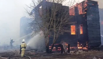 Три жилых дома загорелись в Архангельской области