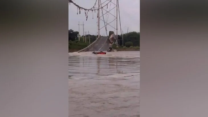 Четыре человека погибли в результате обрушения моста на западе Эквадора Четыре человека погибли в результате обрушения моста на западе Эквадора