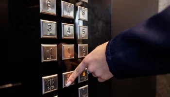 Около 500 лифтов заменили в жилых домах Москвы в рамках программы капремонта