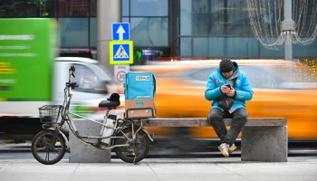 Стало известно, сколько зарабатывают курьеры за день в Москве