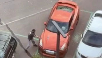 Мужчина разбил топором спорткар на Новоясеневском проспекте в Москве