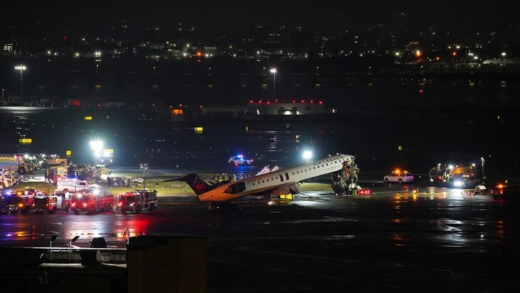 Свыше 40 человек доставили в больницу после столкновения самолета и машины в Нью-Йорке