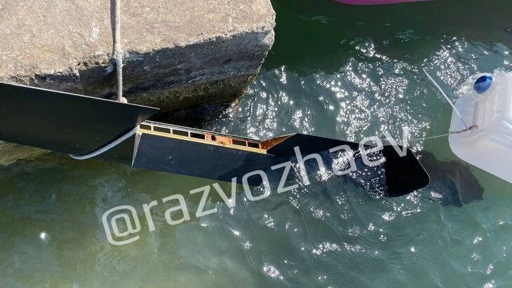 Подавленный силами РЭБ беспилотник прибило к пирсу яхт-клуба в Севастополе Подавленный силами РЭБ беспилотник прибило к пирсу яхт-клуба в Севастополе