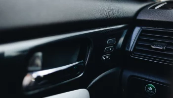 На Сахалине злоумышленники угнали автомобиль с четырехлетним ребенком в салоне