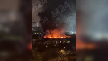 Крупный пожар вспыхнул в административном здании на северо-западе Москвы